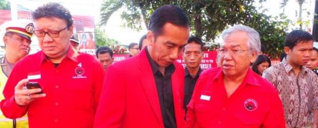 Calon Presiden PDIP Joko WIdodo (tengah), didamping Sekjen PDIP Tjahjo Kumolo dan Panda Nababan