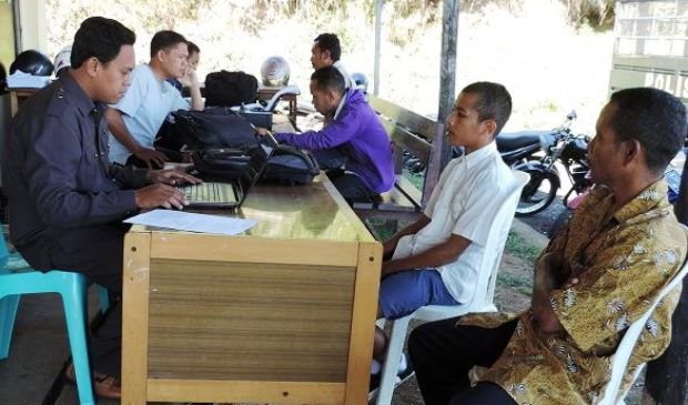Warga Tumbak sedang diperiksa Polres Ruteng, Manggarai, NTT. (Foto: Floresa/Ardy Abba)