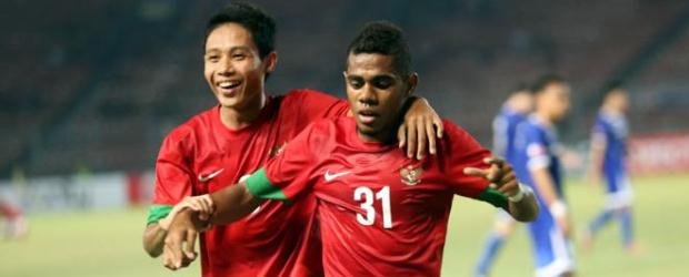 Yabes Roni (kanan) bersama kapten Timnas U-19 Evan Dimas