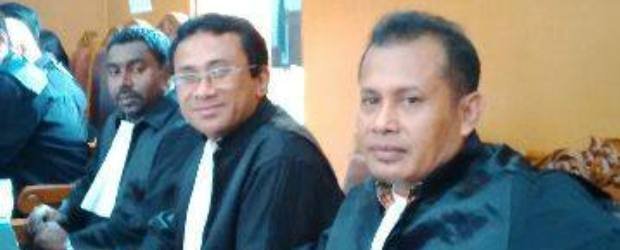 Yohanes Tangur (tengah), kuasa hukum Zainal Abidin Bin Subrata