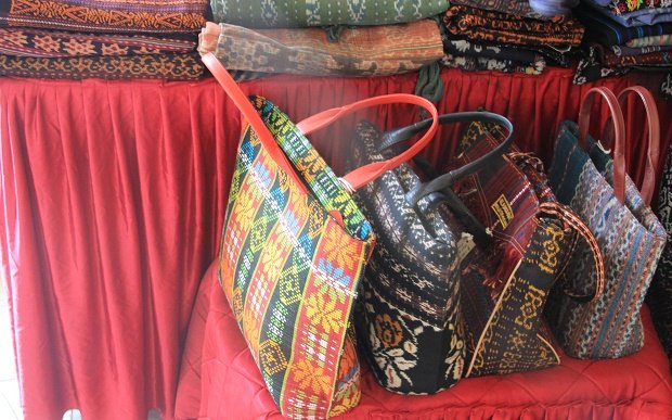Berbagai model tas dengan bahan dasar dari tenun ikat Ende (Foto: Floresa)