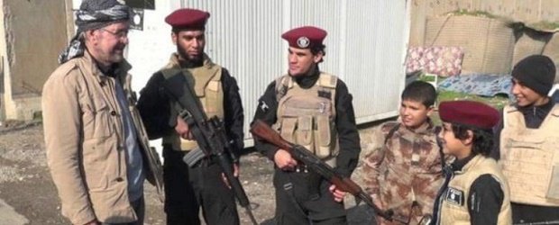 Todenhofer sedang berbincang dengan pejuang ISIS (Sumber Photo: Kompas.com).