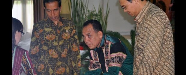 Presiden Joko Widodo menyaksikan penandatanganan kerja sama operasional (KSO) sektor peternakan antara Gubernur NTT Frans Lebu Raya dengan Gubernur DKI Basuki Tjahja Purnama alias Ahok di Kupang, NTT, 20 Desember 2014. (Foto: Tempo/Jhon Seo)