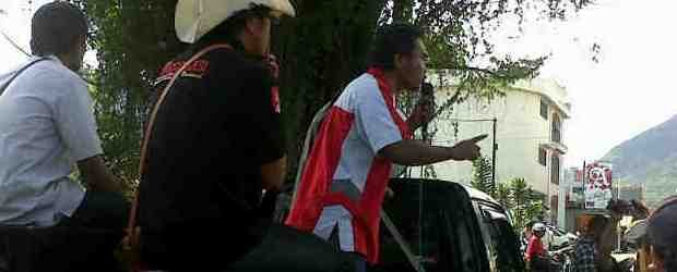 Seorang wartawan berorasi dalam aksi hari ini, Sabtu (27/12/2014) di Ruteng