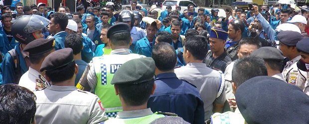 Aksi demo mahasiswa di Kupang Selasa (2/12/2014). (Foto: Facebook/Kristo Ngasi