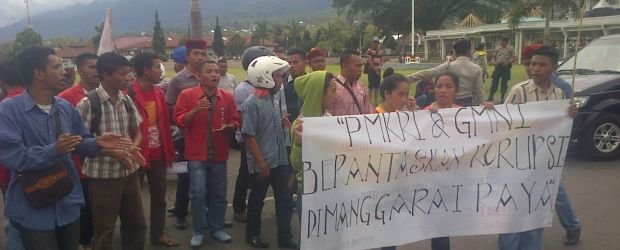 Aksi demonstrasi PMKRI dan GMNI di Ruteng, Selasa (9/12/2014). (Foto: Floresa/Ardy Abba)