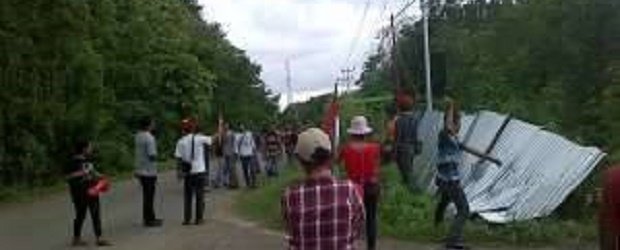 Aksi PMKRI saat membongkar pagar pembatas di Pantai Pede, Sabtu (20/12/2014). (Foto: Ist)