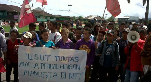 Aksi unjuk rasa PMKRI dan GMNI di Ruteng, Kamis (4/12/2014), mendesak penanganan serius kasus perdagangan manusia di NTT. (Foto: Ardy Abba/Floresa)