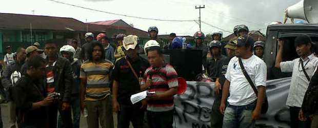 wartawan di Ruteng demo