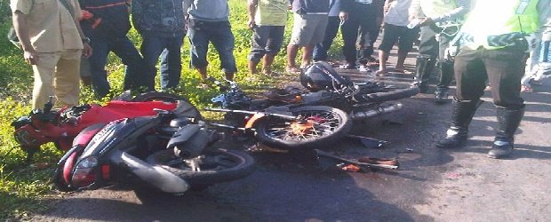 Kondisi TKP Paska Penabrakan. Warga dan Polisi mengerumuni motor korban.