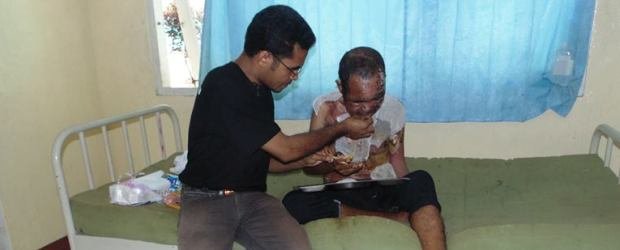orang gila bersama Rm Aven Saur