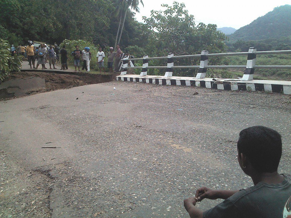 Tampak, badan jembatan ini patah, membuatnya tidak memungkinkan untuk bisa dilalui lagi.