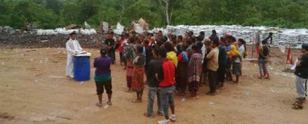 Pastor Pimpin Misa Di Lokasi Tambang Mangan TTU (Foto: Kompas.com/Sigiranus Marutho Bere)