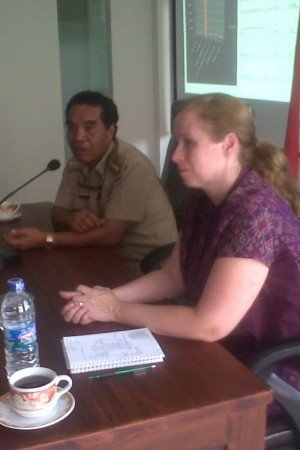 Bupati Manggarai Timur YosepTote ketika menerima Joanne Cossit,Konsulat Jenderal Amerika Serikat Bidang Ekonomi Politik di Kantor Bupati Matim, Borong, Selasa 14 April 2015 (Foto : Satria/Floresa)