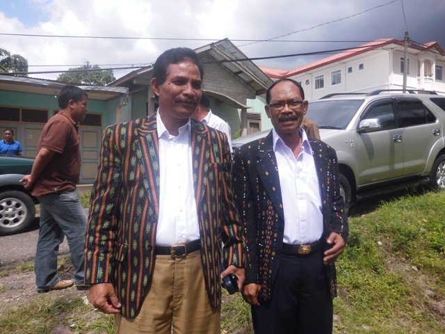 Bakal Calon Bupati Kamelus Deno berpose dengan pasangannya Viktor Madur di depan Kantor DPC Gerindra usai mendaftar sebagai pasangan bakal calon bupati, Rabu 8 April 2015 (Foto :Ardy Abb)