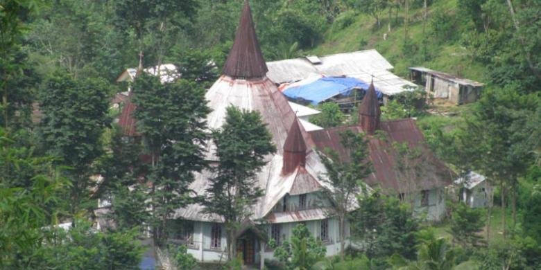 Gereja Lengko Ajang yang lama