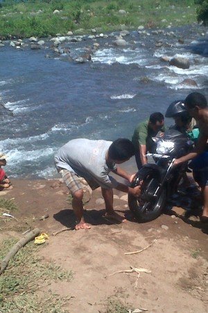 Warga mencari rezeki dari ambruknya jembatan kali Wae Musur (Foto: Satria/Floresa)