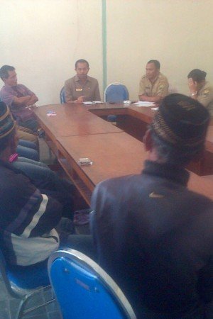 Mediasi antara Wilem Manti dan Veliks Rahmat di kantor Dinas Tenaga Kerja, Transmigrasi dan Sosoal Kabupaten Manggarai, Rabu 8 April 2015 (Foto : Ardy Abba)