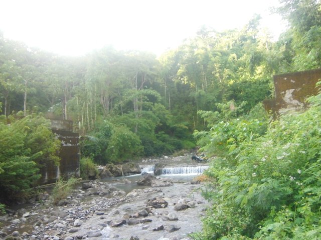 Tampak dua fundasi yang pernah dibangun pada 2007 dan kini kondisinya mulai keropos. (Foto: Ardy Abba/Floresa)