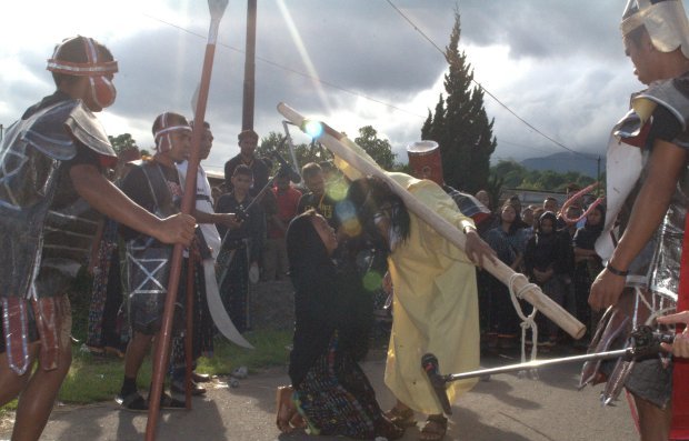 Prosesi jalan salib dari Lapangan Motang Rua ke Paroki Cewonikit. (Foto: William)