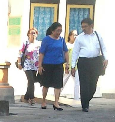 Katarina Siena Jerubu (baju biru) saat hadir di PN Denpasar, Kamis (25/6/2015)