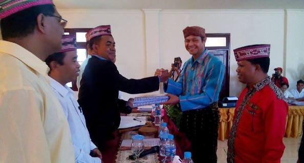 Paket Gusti-Maria menyerahkan berkas pendaftaran ke komisoner KPUD Mabar.