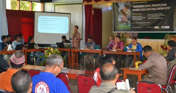 Suasana diskusi bertajuk “Manggarai Raya, Pencaplokan, dan Masa Depan Daerah Kita” di Aula Efata Ruteng, Sabtu (19/7/2015).