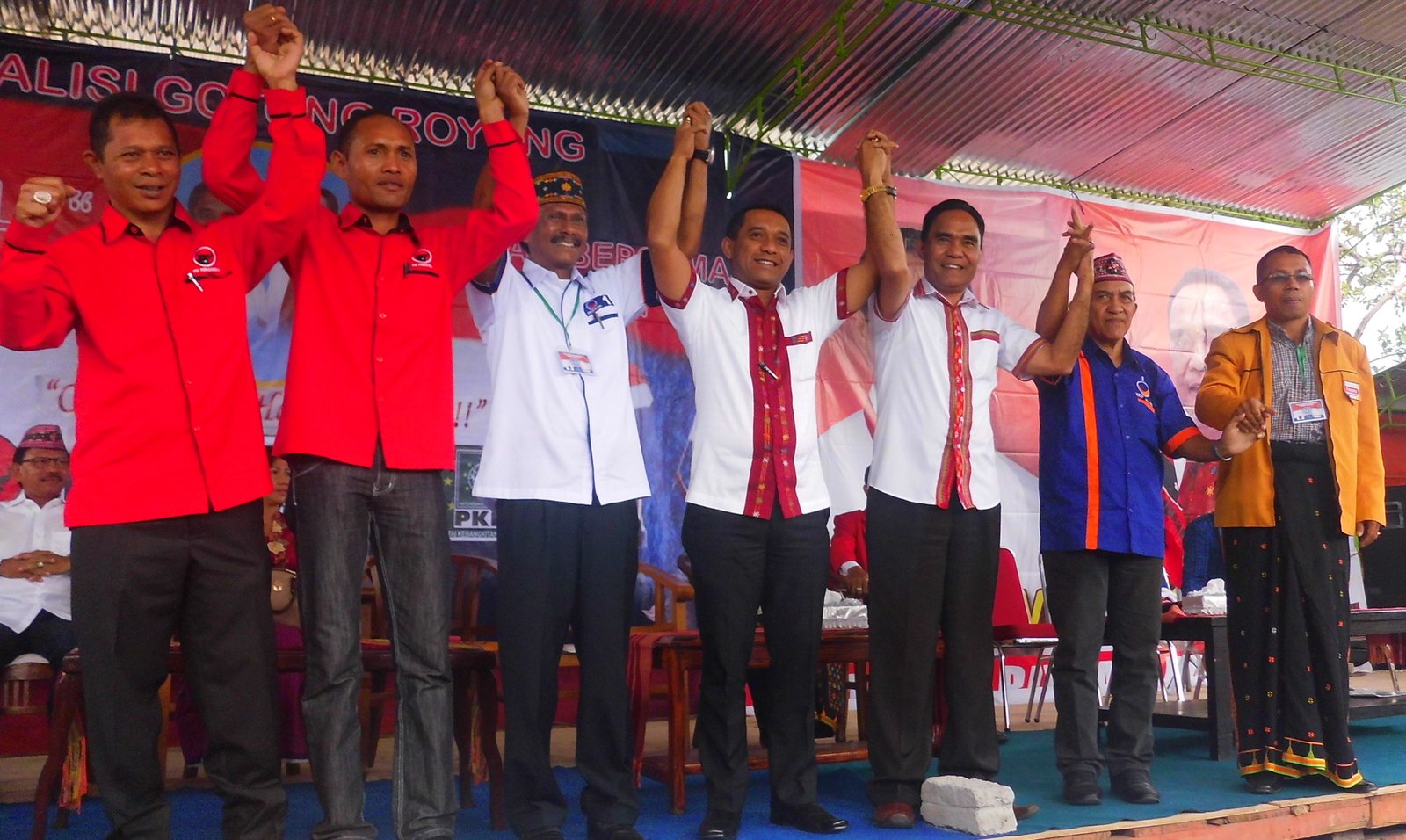 Hery-Adolf bersama pengurus partai pengusung mendeklarasikan diri, Selsa (28/7/2015)