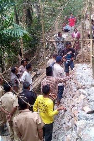Masyarakat memantau lokasi pembangunan embung