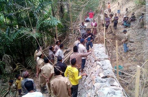 Masyarakat memantau lokasi pembangunan embung