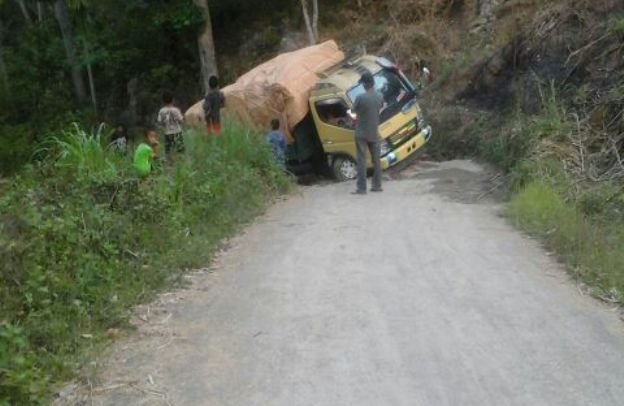 Mobil yang terjungkal di bagian jalan, di mana terdapat banyak lubang (Foto: Elvis Ontas/Floresa)