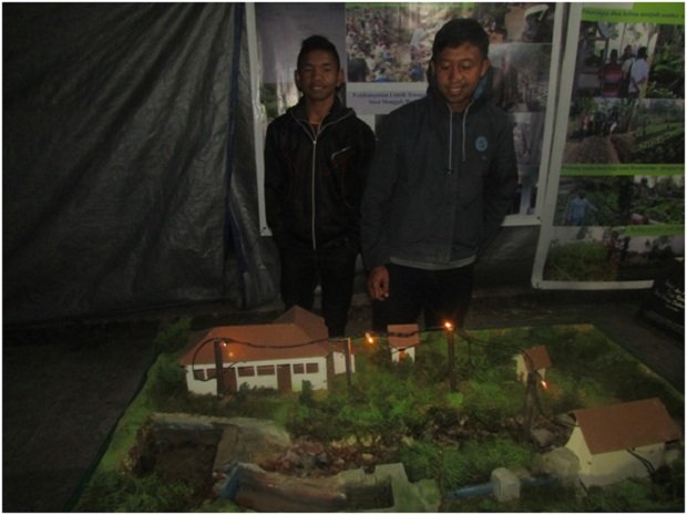 PLTA yang dihadirkan dalam bentuk properti oleh Stand Paroki Bea Muring (Foto: Evan Lahur)