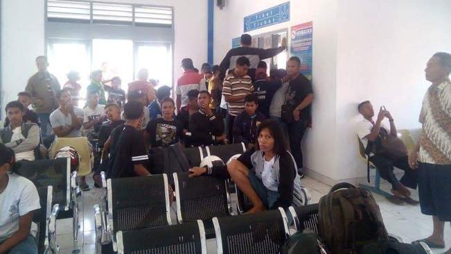 Penumpang Kapal Wilis yang batal berangkat hari ini (Foto: Sirilus Ladur/Floresa)