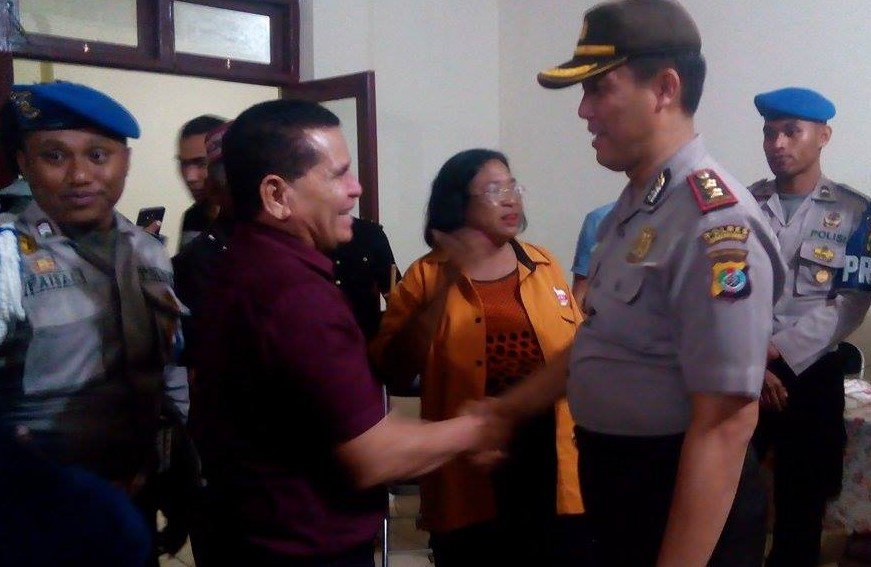 Fidelis Pranda bersalaman dengan Kapolres Manggarai Barat, AKBP Jules Abraham Abas, Rabu (29/7/2015) dini hari.