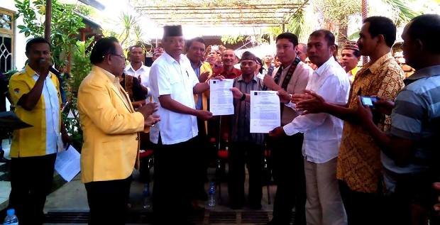 Pasangan bakal calon bupati dan wakil bupati Manggarai Barat,Mateus Hamsi-Paulus Serak Baut sedang menerima Surat Keputusan (SK) dukungan dari Partai Persatuan Pembangunan (PPP), Rabu (1/7/2015).