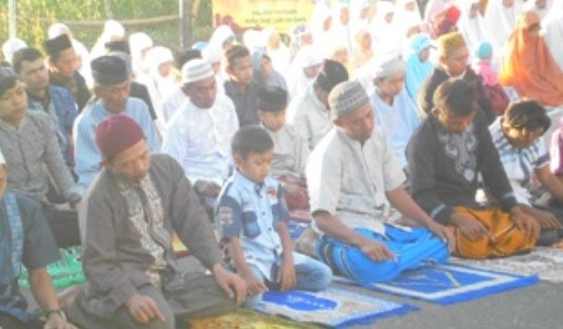 sebagian umat Muslim di Ruteng sholat di jalan, berhubung daya tampung masjid terbatas. (Foto: Ardy Abba/Floresa)
