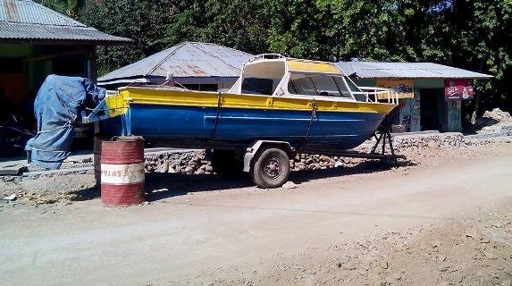 Speedboat milik baba Lin masih tersimpan di bahu jalan