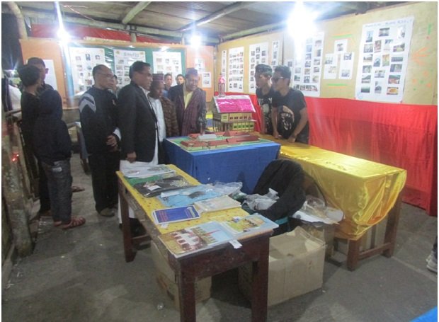 Tampak Vikjen Keuskupan Ruteng Romo Alfons Segar Pr menyambangi stand milik Seminari Pius XII Kisol (Foto: Evan Lahur)