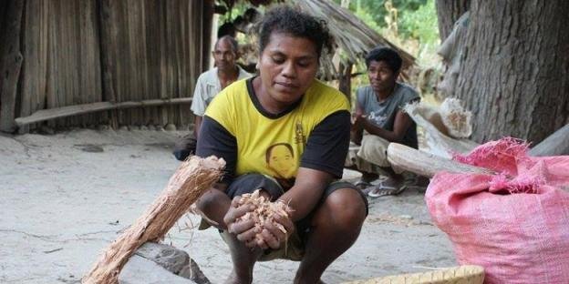 Warga di Kabupaten Timor Tengah Selatan sedang memegang putak (Foto: Kompas.com)