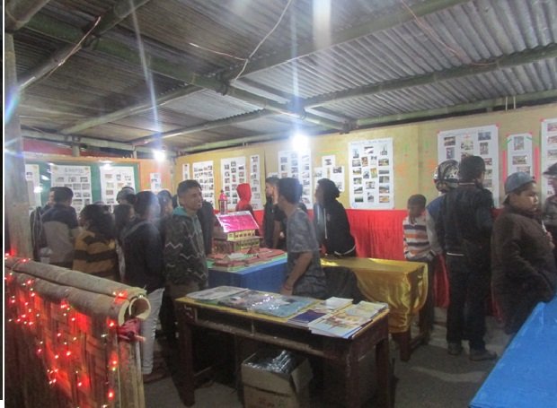 Warga sedang mengunjungi stand milik Seminari Pius XII Kisol (Foto: Evan Lahur)