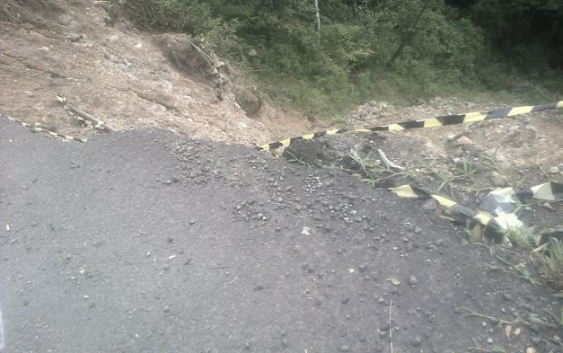 Salah satu bagian di ruas jalan Ruteng-Iteng yang rusak parah. (Foto: Ardy Abba/Floresa)
