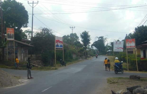 Baliho-baliho di perempatan Koramil, Lempe-Ruteng, Floresa.co, Kamis (27/8/2015). (Foto: Ardy Abba/Floresa)