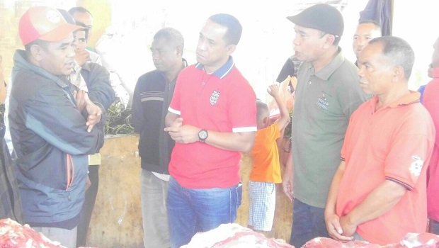 Hery Nabit saat berbincang-bincang dengan beberapa pedagang di Pasar Inpres Ruteng. (Foto: Ardy Abba/Floresa)