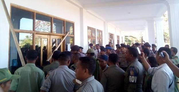 Kantor BKD Kabupaten Manggarai Barat disegel oleh pegawai kontrak yang tak diangkat menjadi PNS, Senin (3/8/2015)