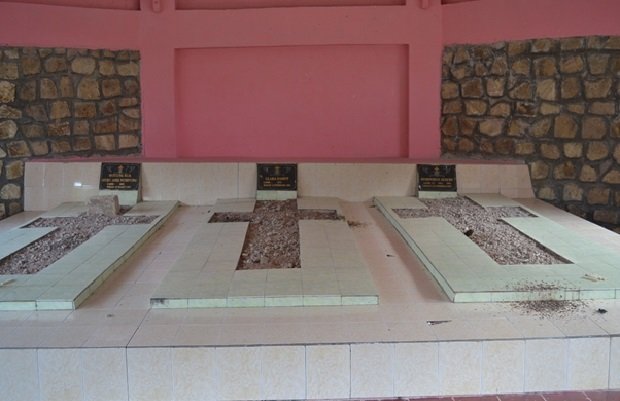 Makam bagian kiri merupakan makam dari Motang Rua (Foto: Evan Lahur)