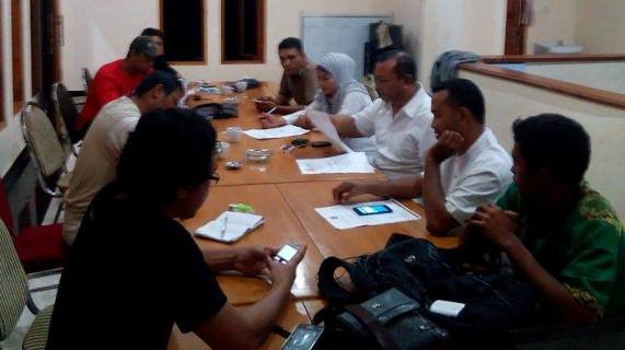Pengurus partai pendukung Maxi-Asis menggelar konfrensi pers terkait data dukungan paket Firdaus, Senin (17/8/2015).