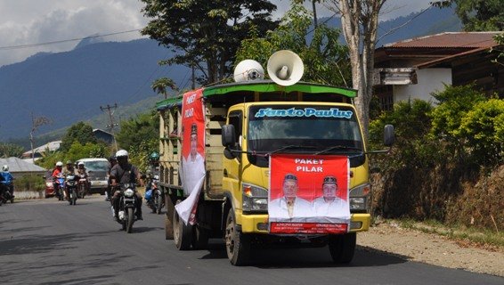 Paket Pilkar mendaftar ke KPUD Manggarai 28 Juli 2015 (Foto : Wiliam)