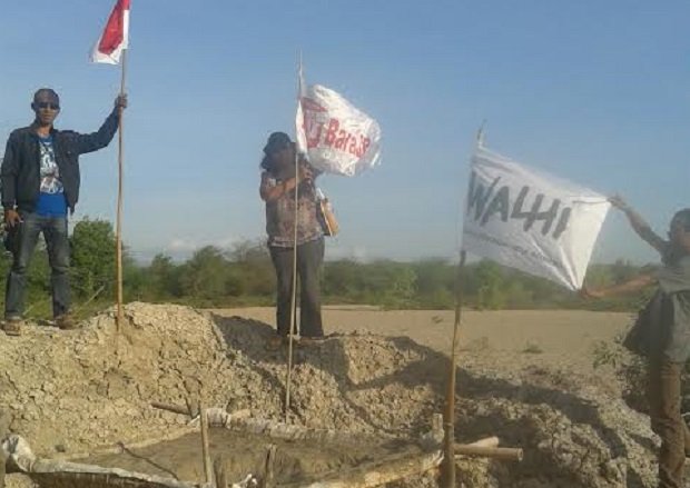 Aktifis Bara JP dan Walhi NTT merayakan 17 Agustus bersama petani garam