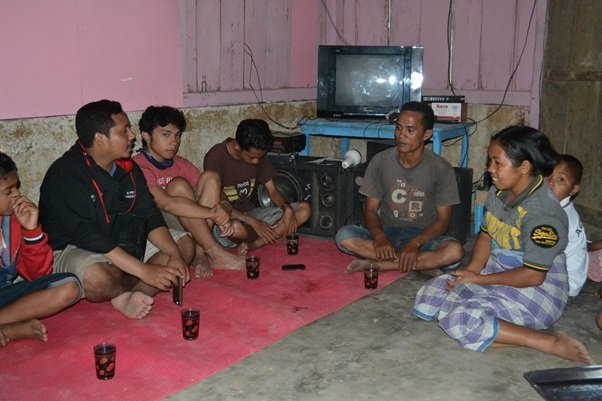 Rombongan KESA saat sedang berbincang-bincang bersasa ibu dusun ditemani kopi khas Manggarai (Foto: Evan Lahur)