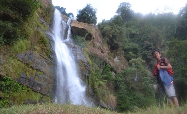 Salah seorang pengunjung di Air Terjun Tengku Lese (Foto: Evan Lahur)